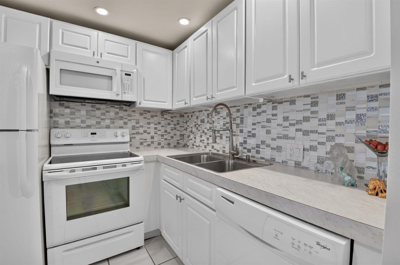 591 Fanshaw O, Boca Raton FL 33434 photo 3