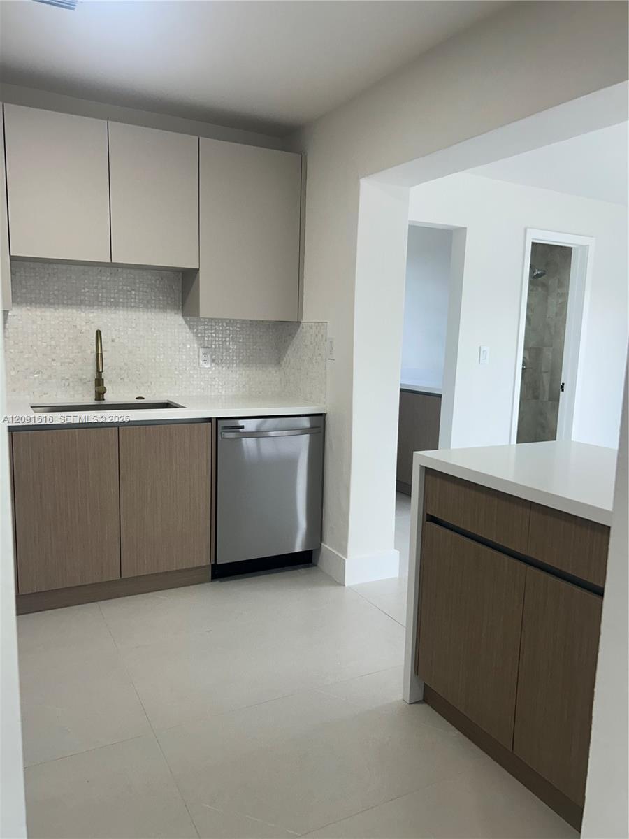 Miami, FL 33165 photo 2