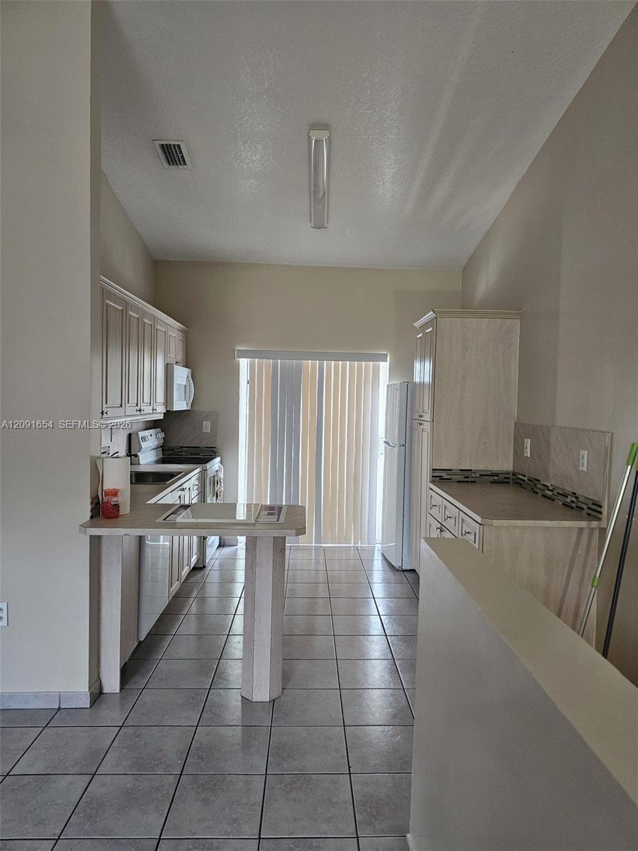 7532 W 20th Ave # 202, Hialeah FL 33016 photo 2