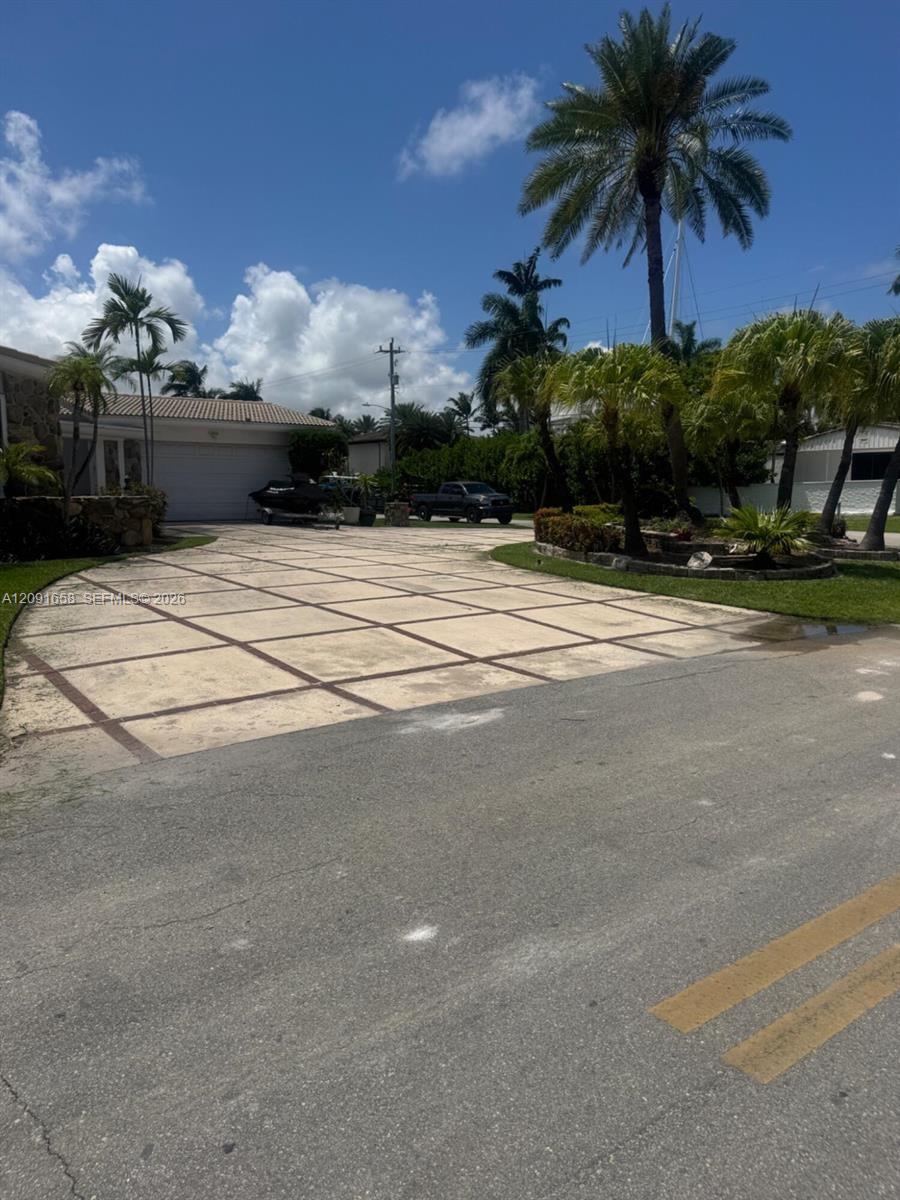 600 Hibiscus Dr, Hallandale Beach FL 33009