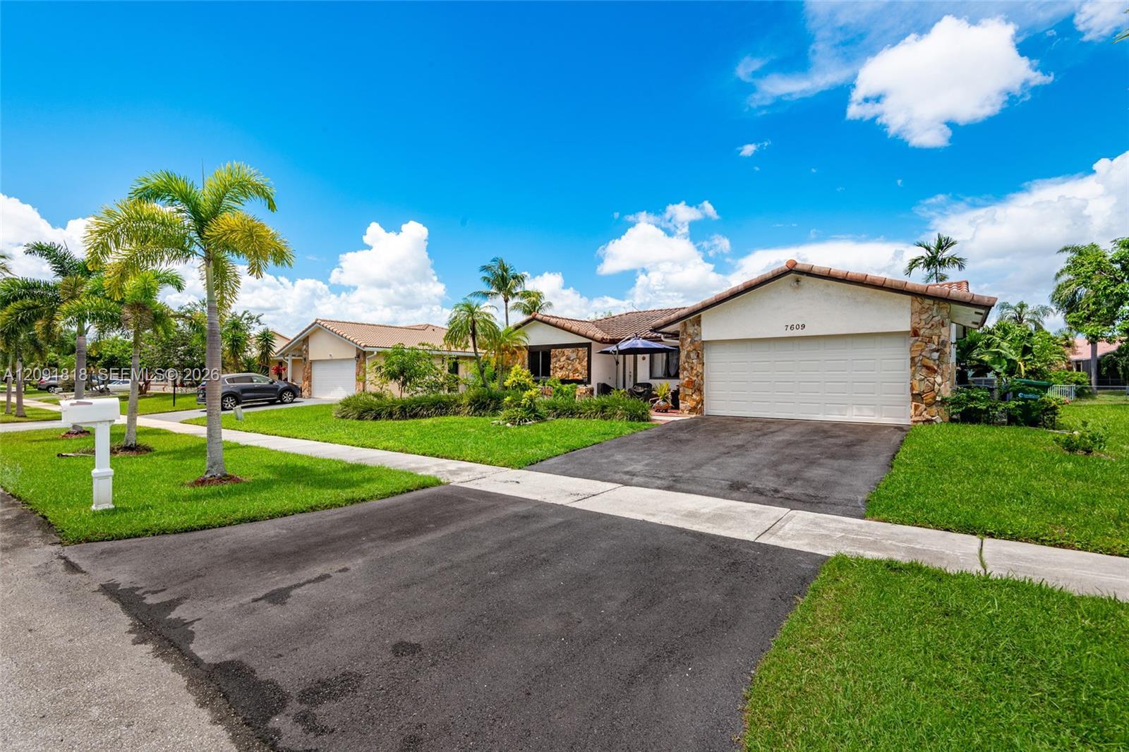 7609 Sunflower Dr, Margate FL 33063 photo 2