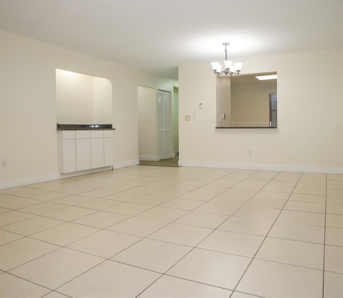 2007 W LAKEVIEW Drive W, Royal Palm Beach FL 33411 photo 2