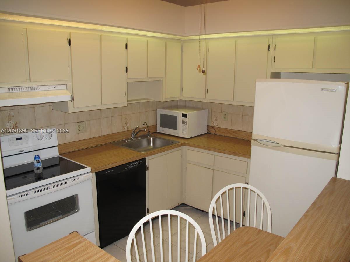 9940 S Belfort Cir # 203, Tamarac FL 33321 photo 2