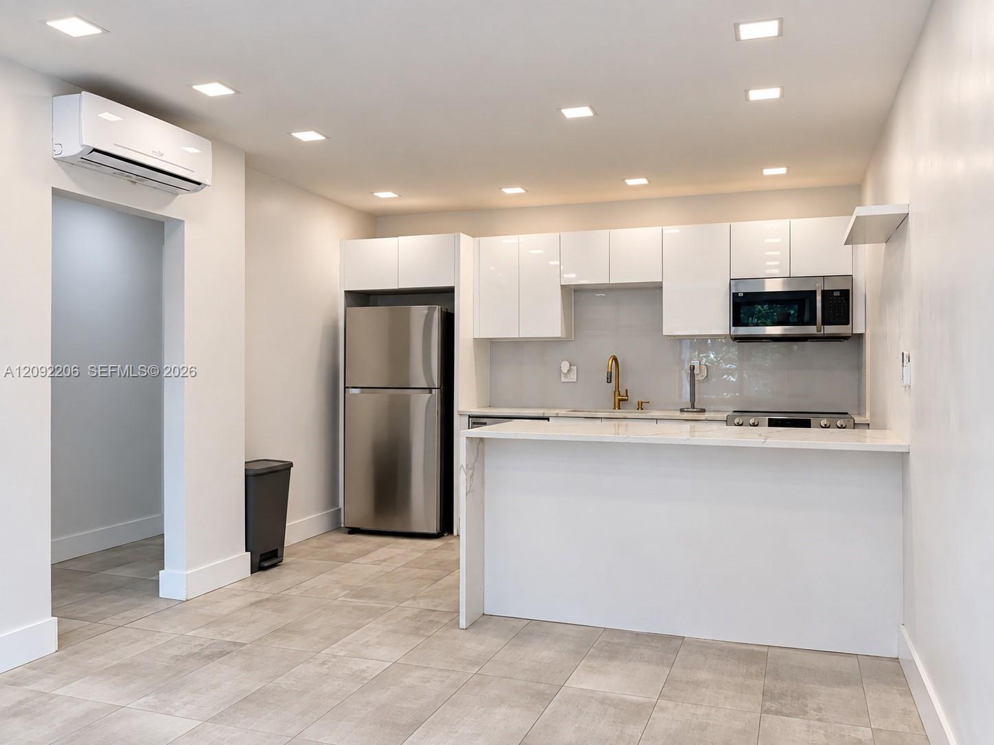 551 NE 26th St # w, Wilton Manors FL 33305 photo 4