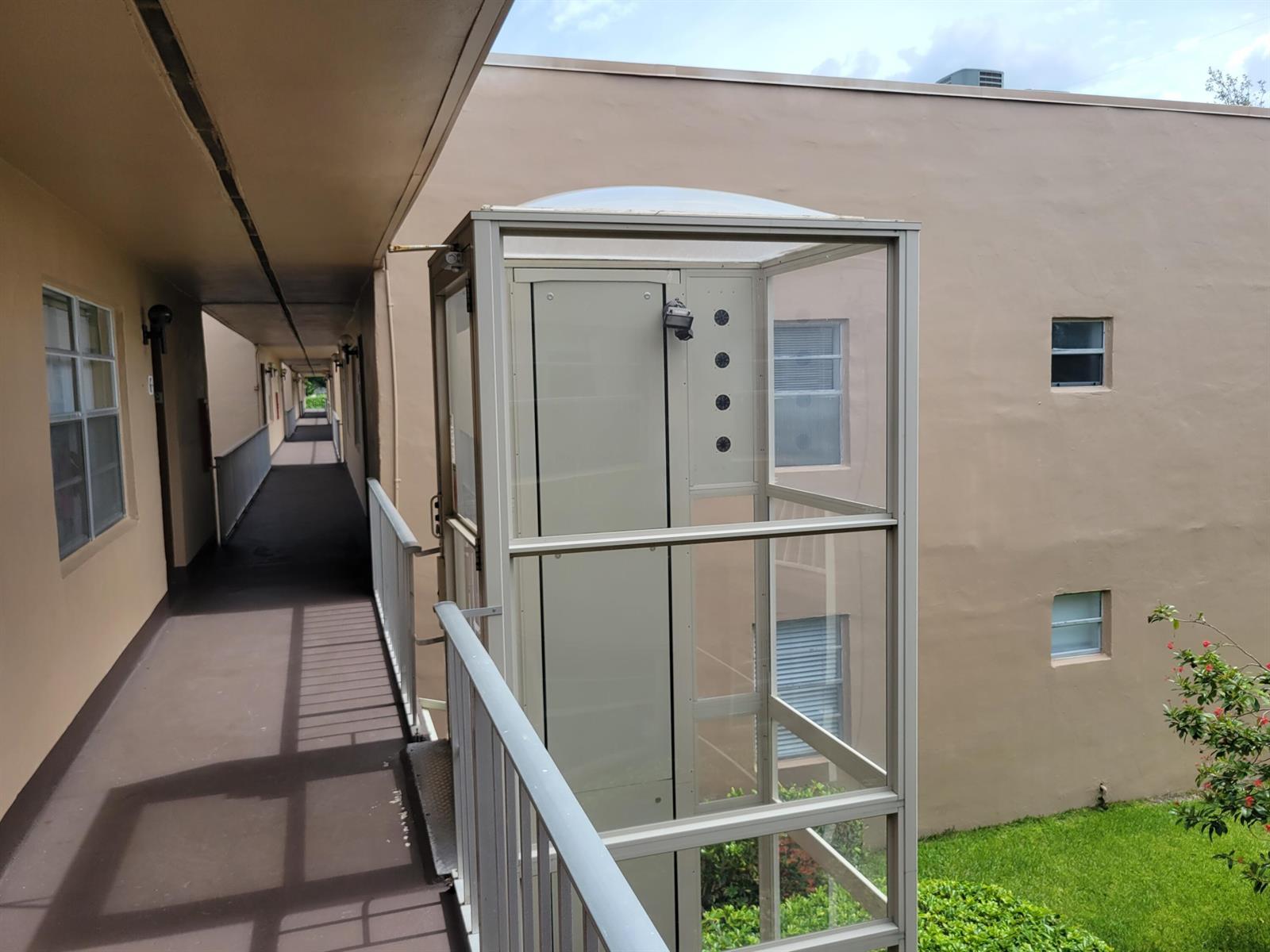 662 Burgundy N, Delray Beach FL 33484 photo 2