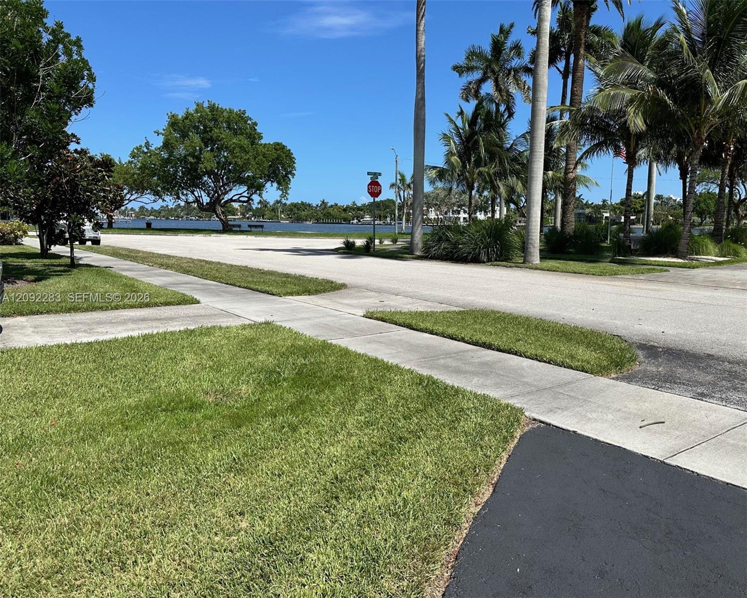 1235 Pierce St, Hollywood FL 33019 photo 2