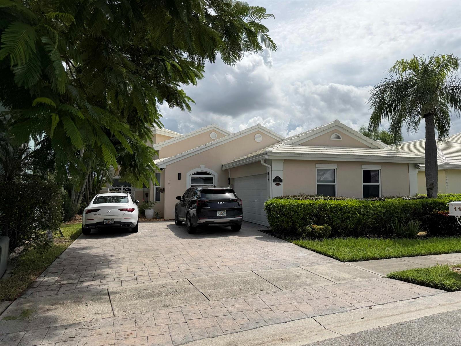 1101 Wilshire Circle E, Pembroke Pines FL 33027 photo 2