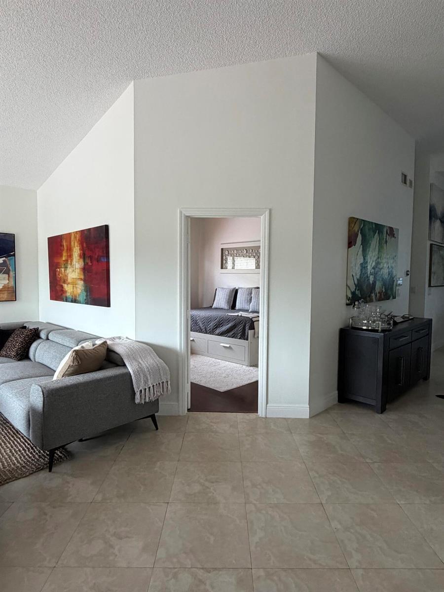 1101 Wilshire Circle E, Pembroke Pines FL 33027 photo 5