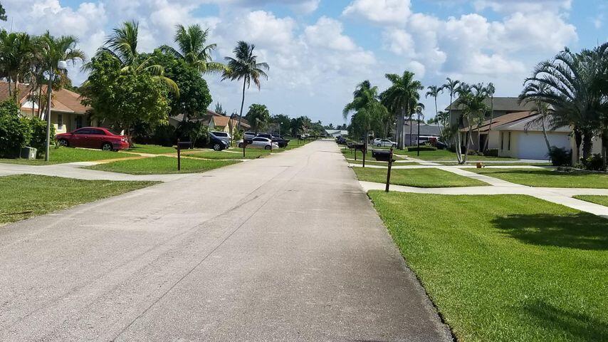 788 RYANWOOD Drive, FL 33413 photo 2
