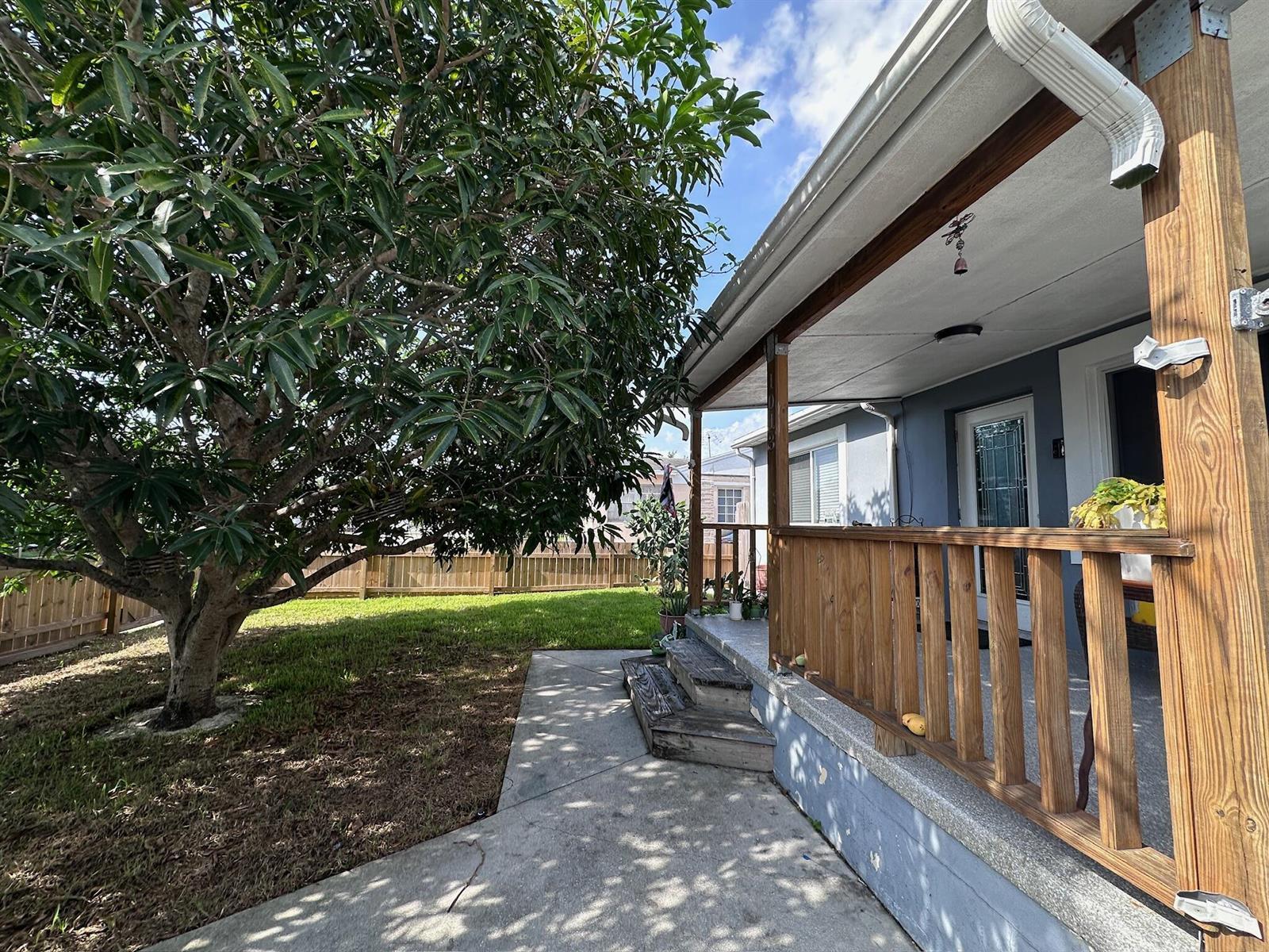 1013 N C Street, FL 33460 photo 2