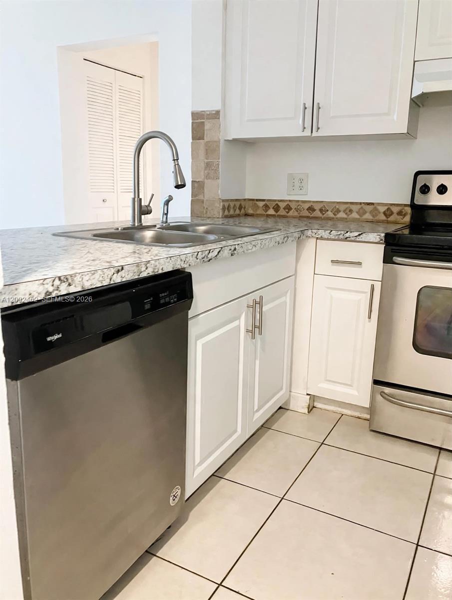 217 Lake Pointe Dr # 204, Oakland Park FL 33309 photo 4