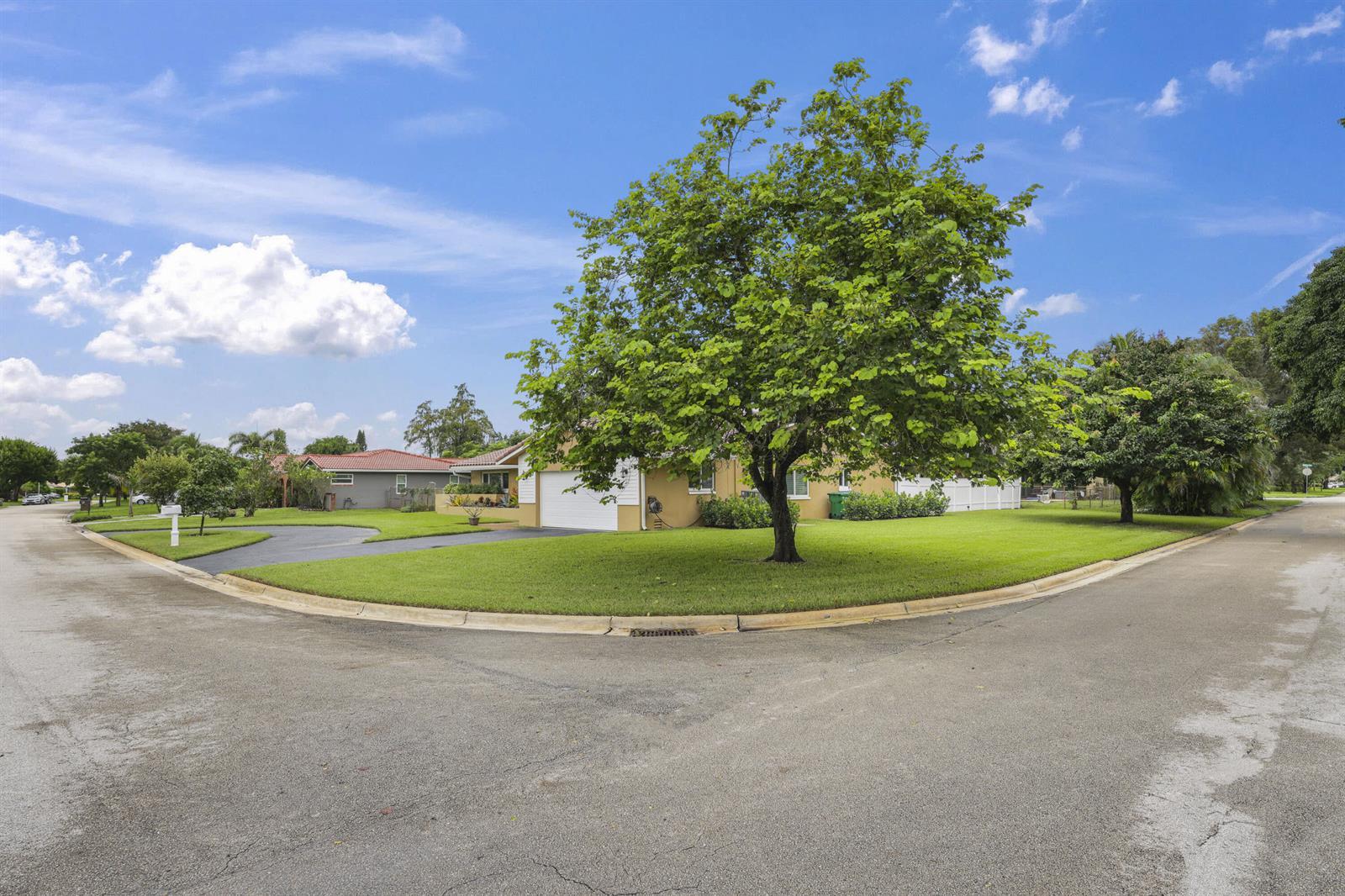 992 NW 83RD Drive, Coral Springs FL 33071 photo 2