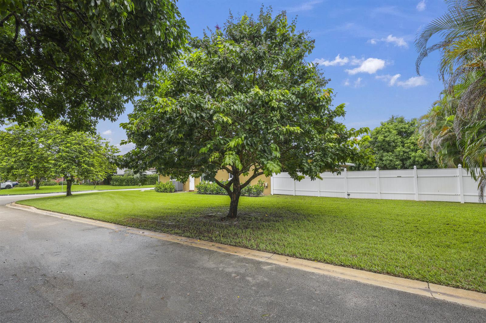992 NW 83RD Drive, Coral Springs FL 33071 photo 3