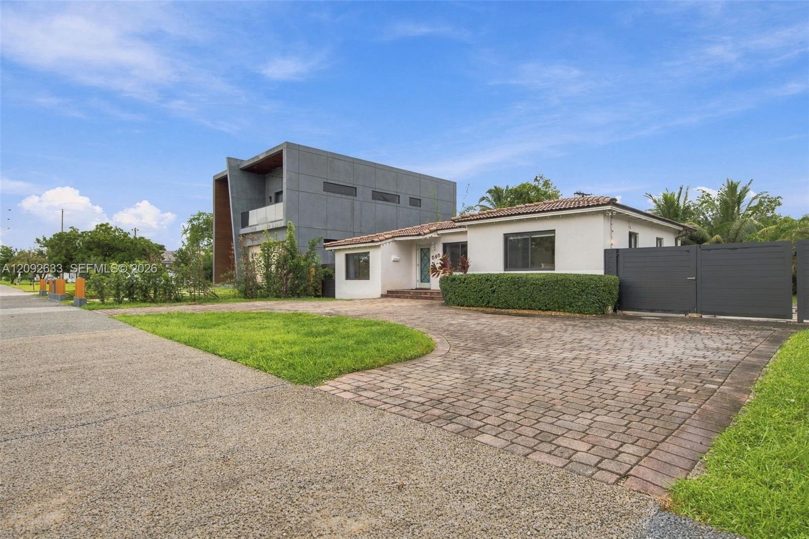 565 East Dr, Miami Springs FL 33166 photo 2