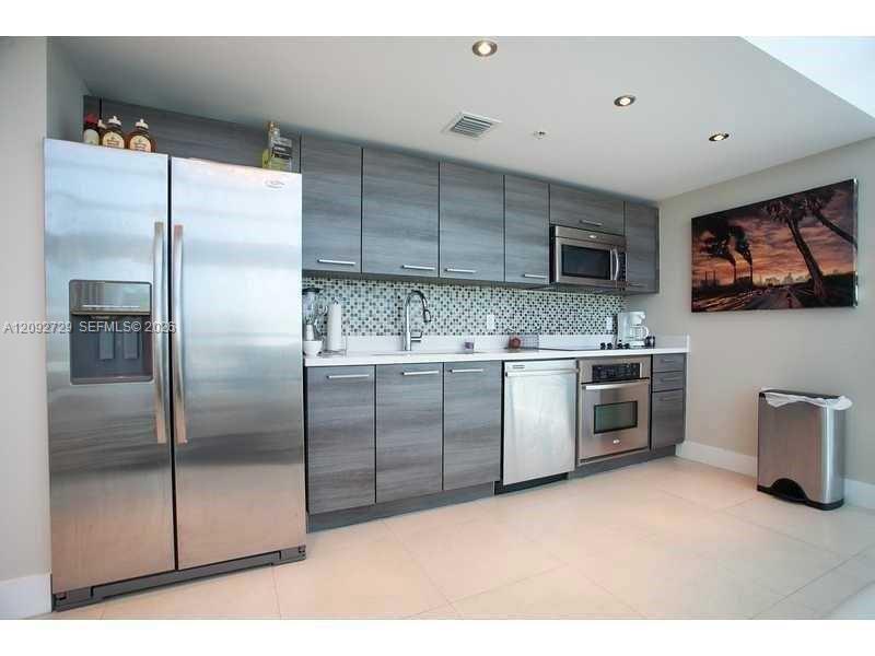 421 Meridian Ave # 21, Miami Beach FL 33139 photo 3