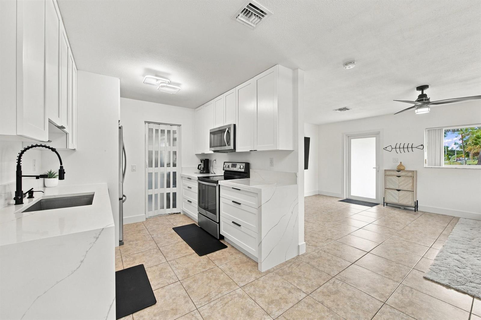4999 SW 6TH Street, Margate FL 33068 photo 3