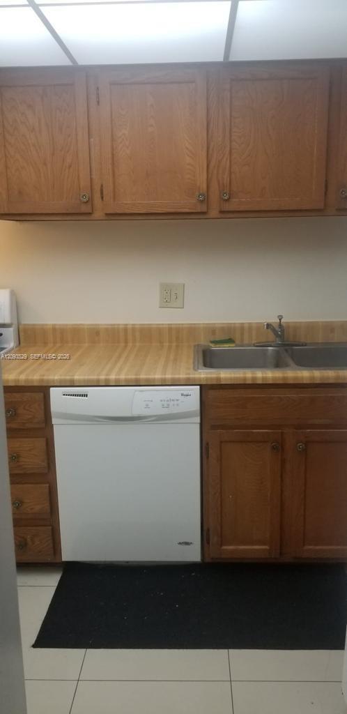 3650 Inverrary Dr # 2Y, Lauderhill FL 33319 photo 2
