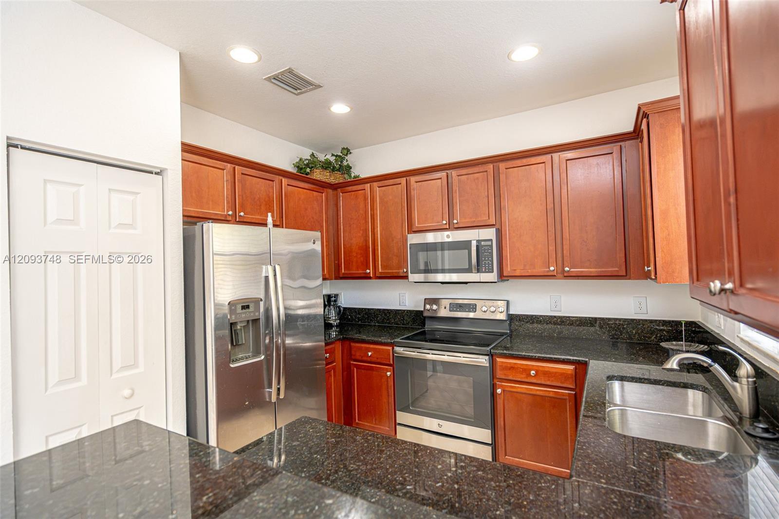 8815 NW 116th Ct, Doral FL 33178 photo 2