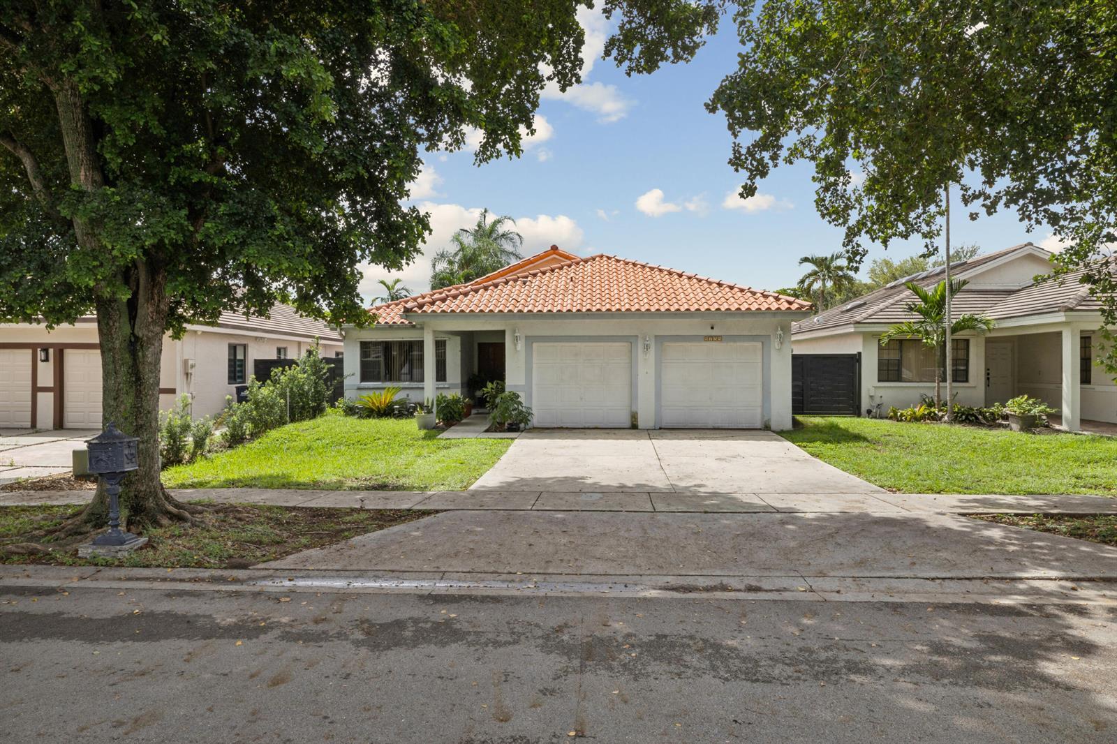 8738 NW 150th Terrace, Miami Lakes FL 33018 photo 4