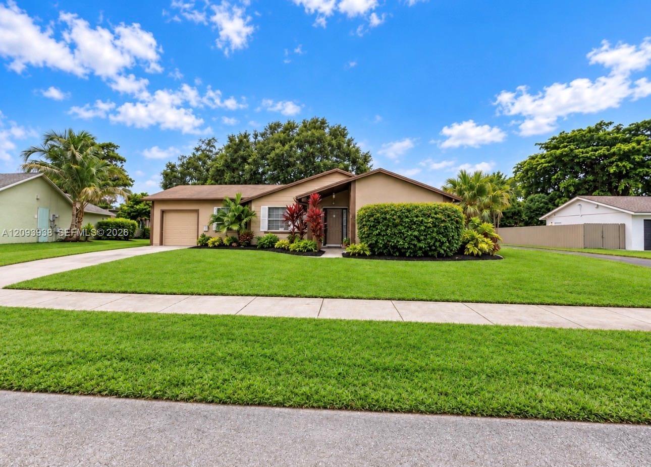 908 Cardinal Pl, Homestead FL 33035 photo 2