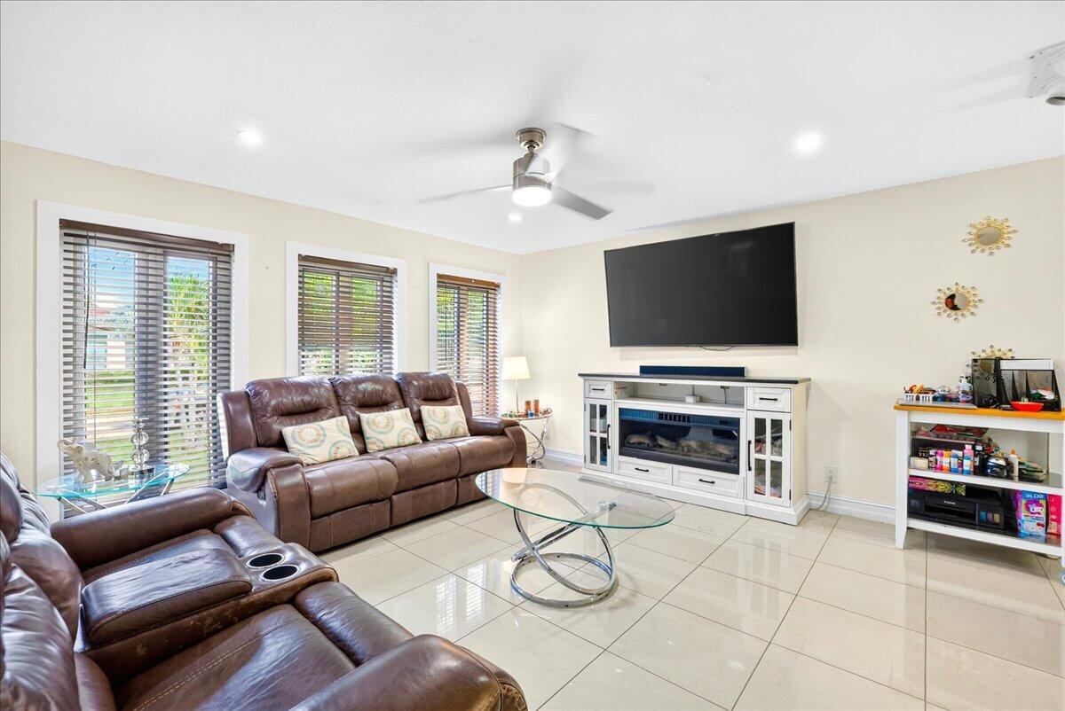 4911 NW 14TH, Deerfield Beach FL 33064 photo 2