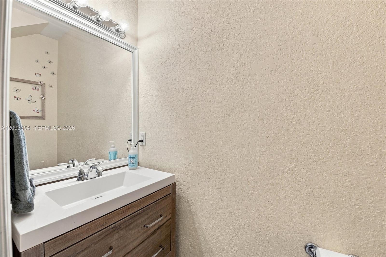 1025 NE 207th Ter, Miami FL 33179 photo 2