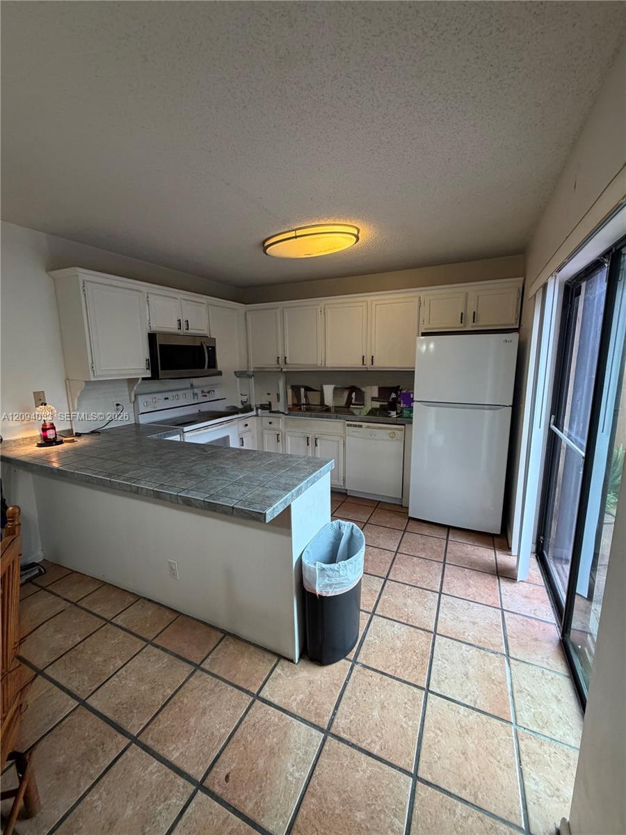 2564 Lakeview Ct, Cooper City FL 33026 photo 3