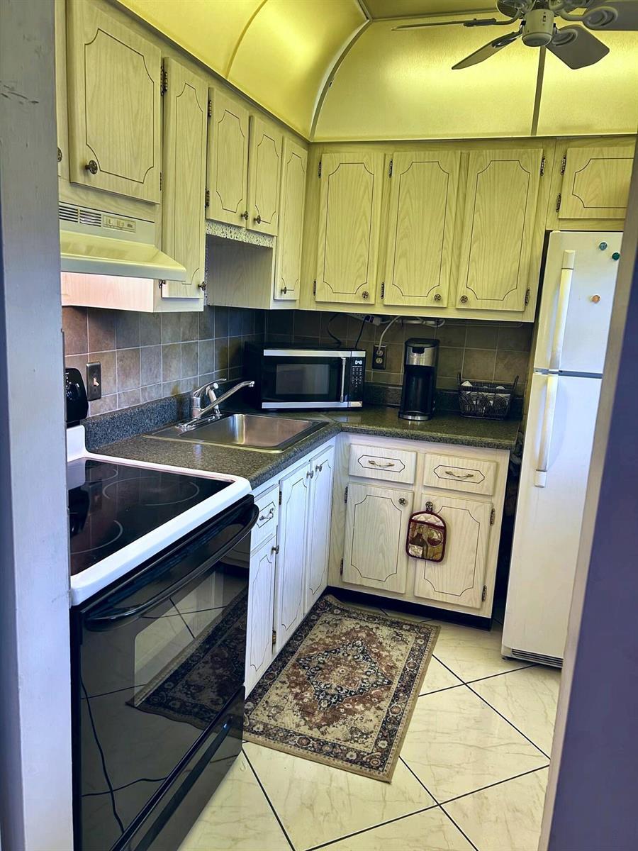 2131 NE 1st Court NE # 204, Boynton Beach FL 33435 photo 4