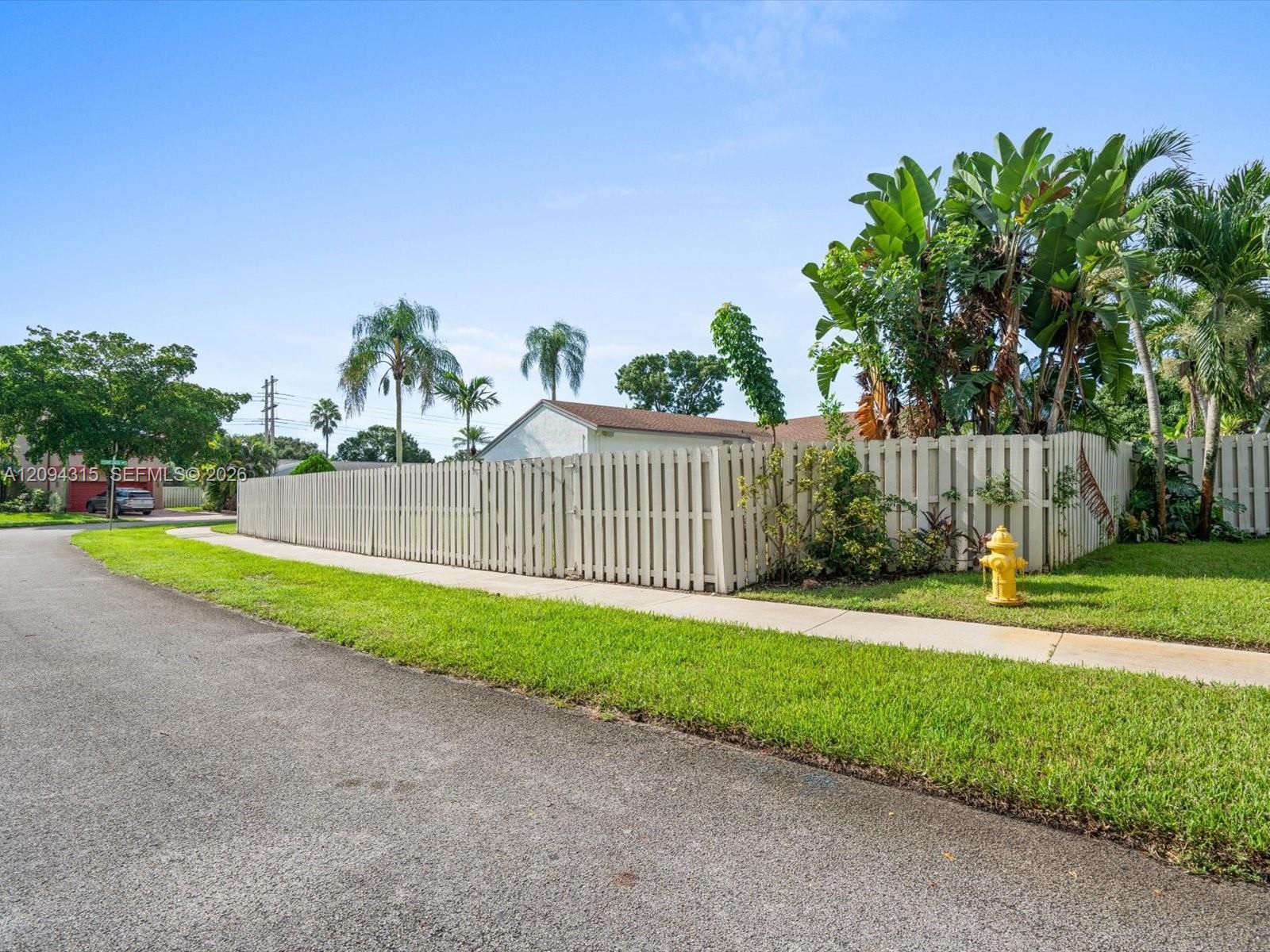 1061 Cedar Creek Way, Davie FL 33325 photo 5