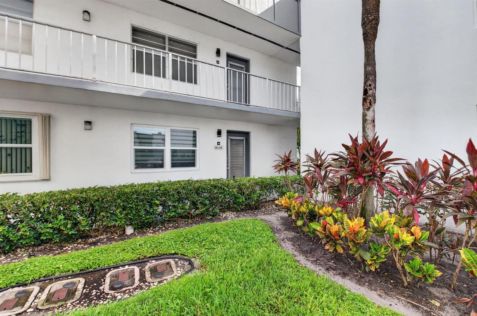 390 Normandy I, Delray Beach FL 33484 photo 2