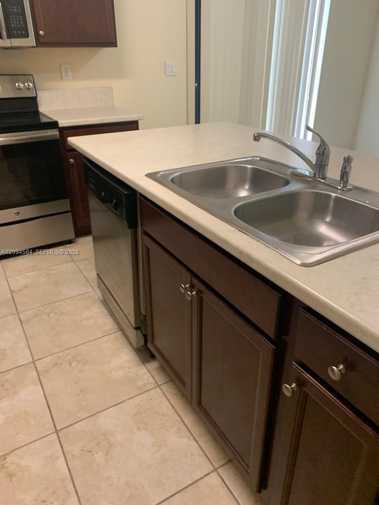 142 SE 28th Ter # 10, Homestead FL 33033 photo 3