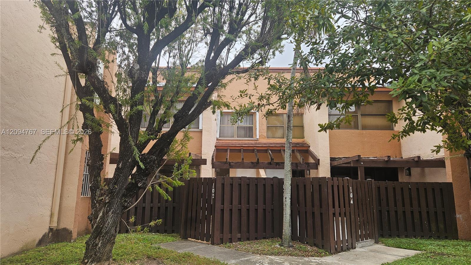 445 W Park Dr # 4, Miami FL 33172 photo 2
