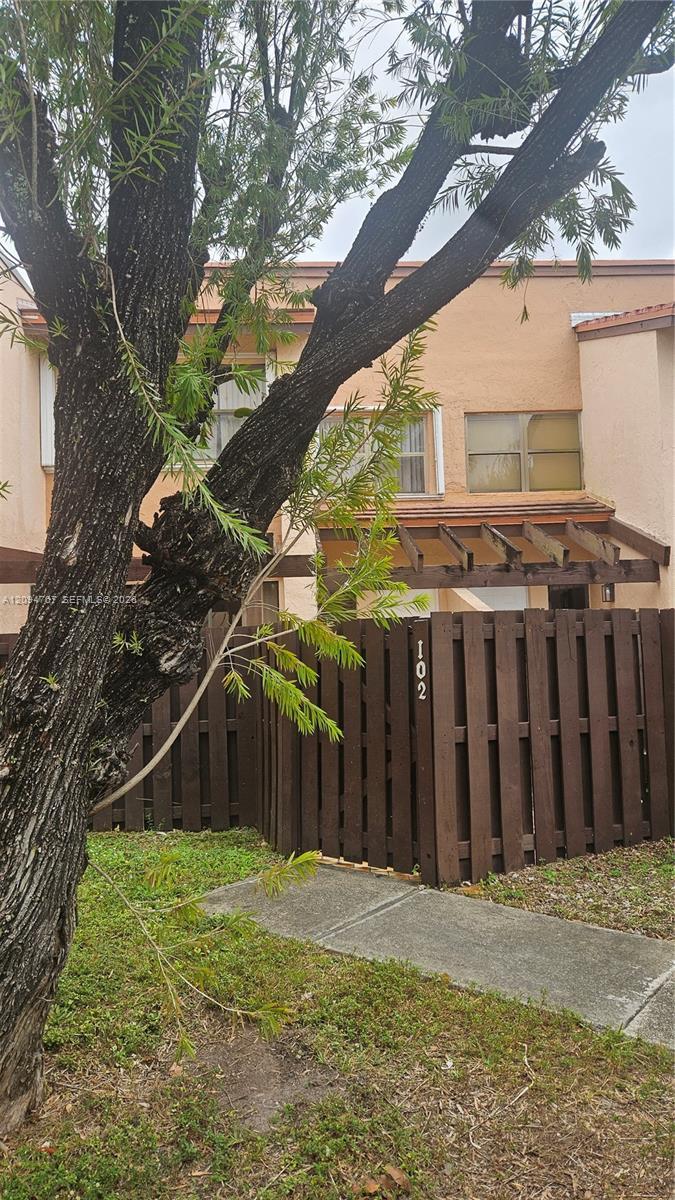 445 W Park Dr # 4, Miami FL 33172 photo 3