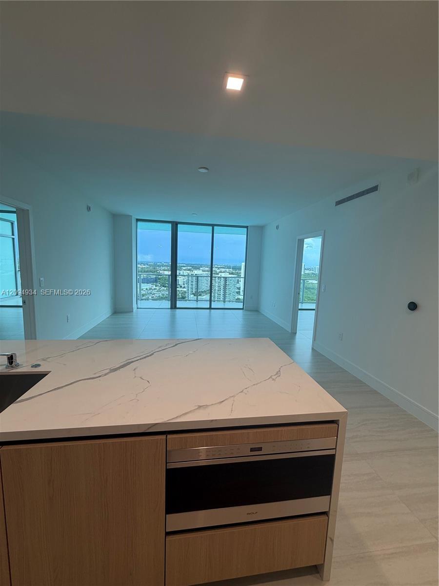 2411 Laguna Cir # 2408, Miami FL 33181 photo 4