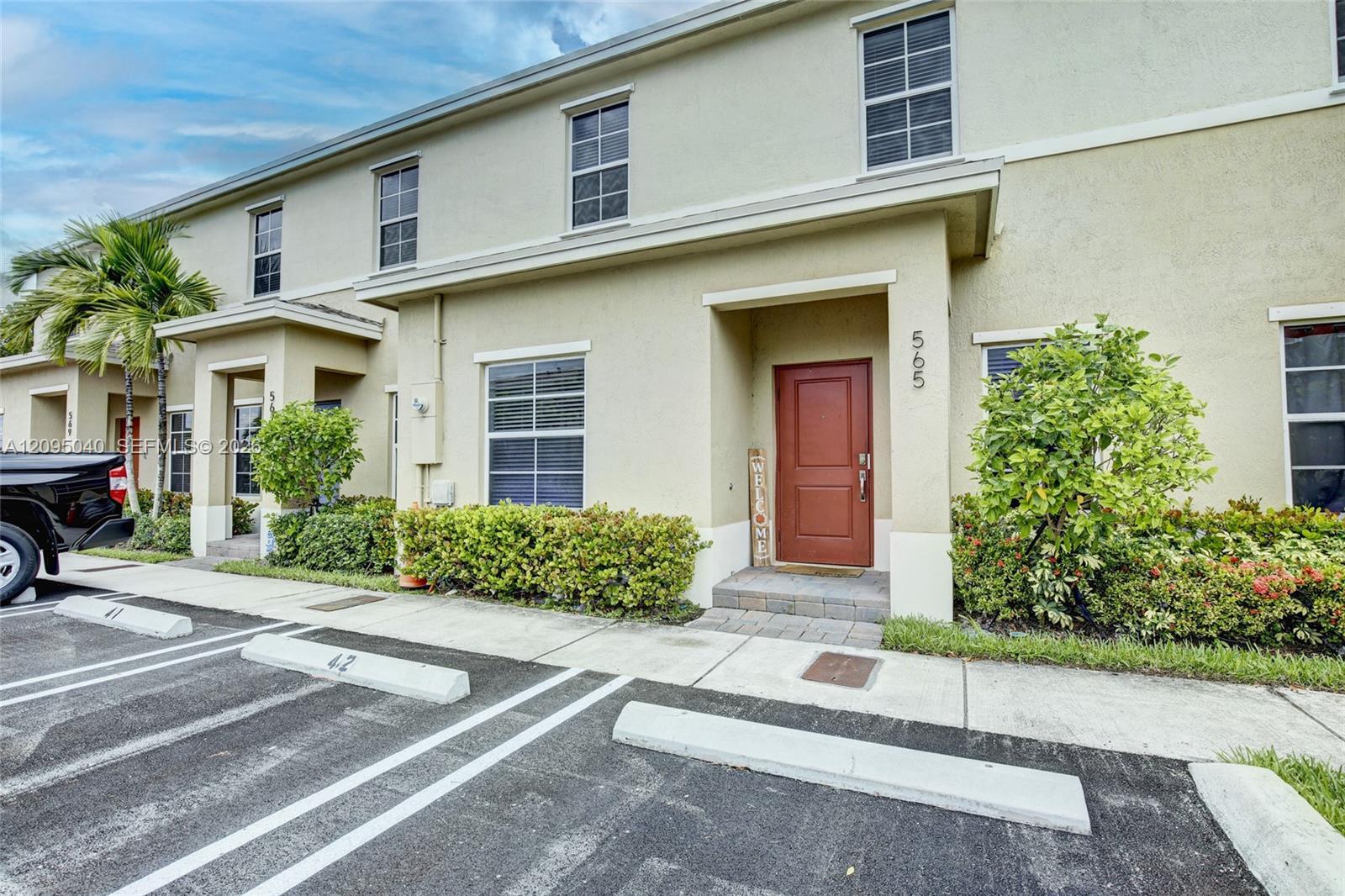 565 NE 5th Pl, Florida City FL 33034 photo 3