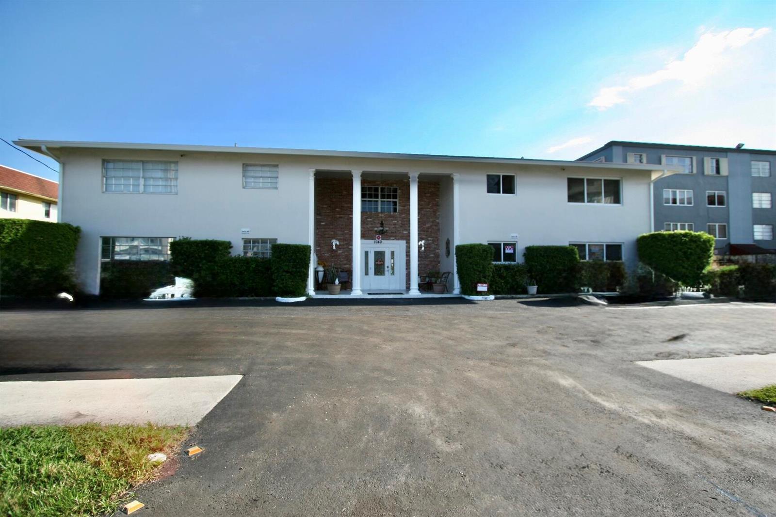 1040 CRYSTAL LAKE Drive # 1, Deerfield Beach FL 33064