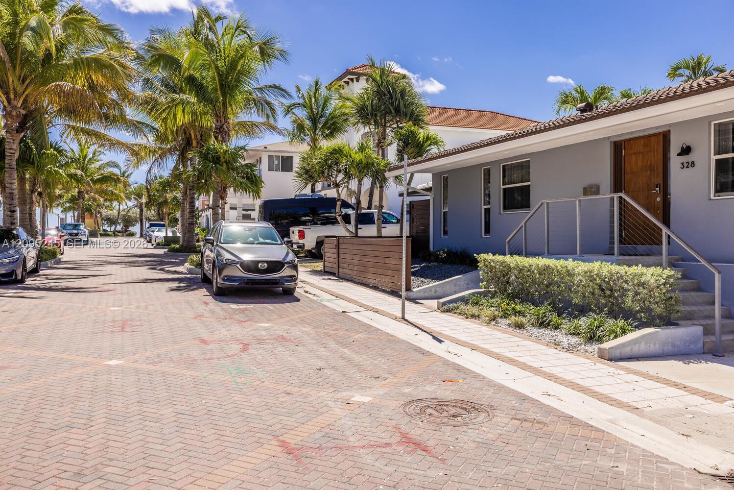 328 Missouri St, Hollywood FL 33019 photo 3