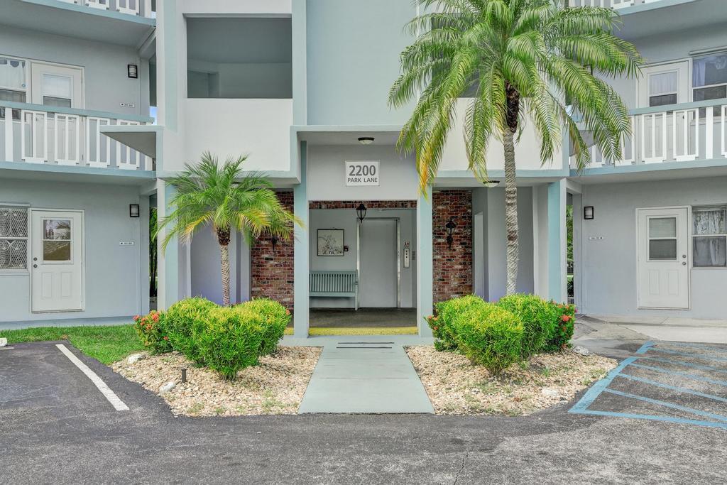 2200 Park Lane Unit 111, Hollywood FL 33021 photo 2