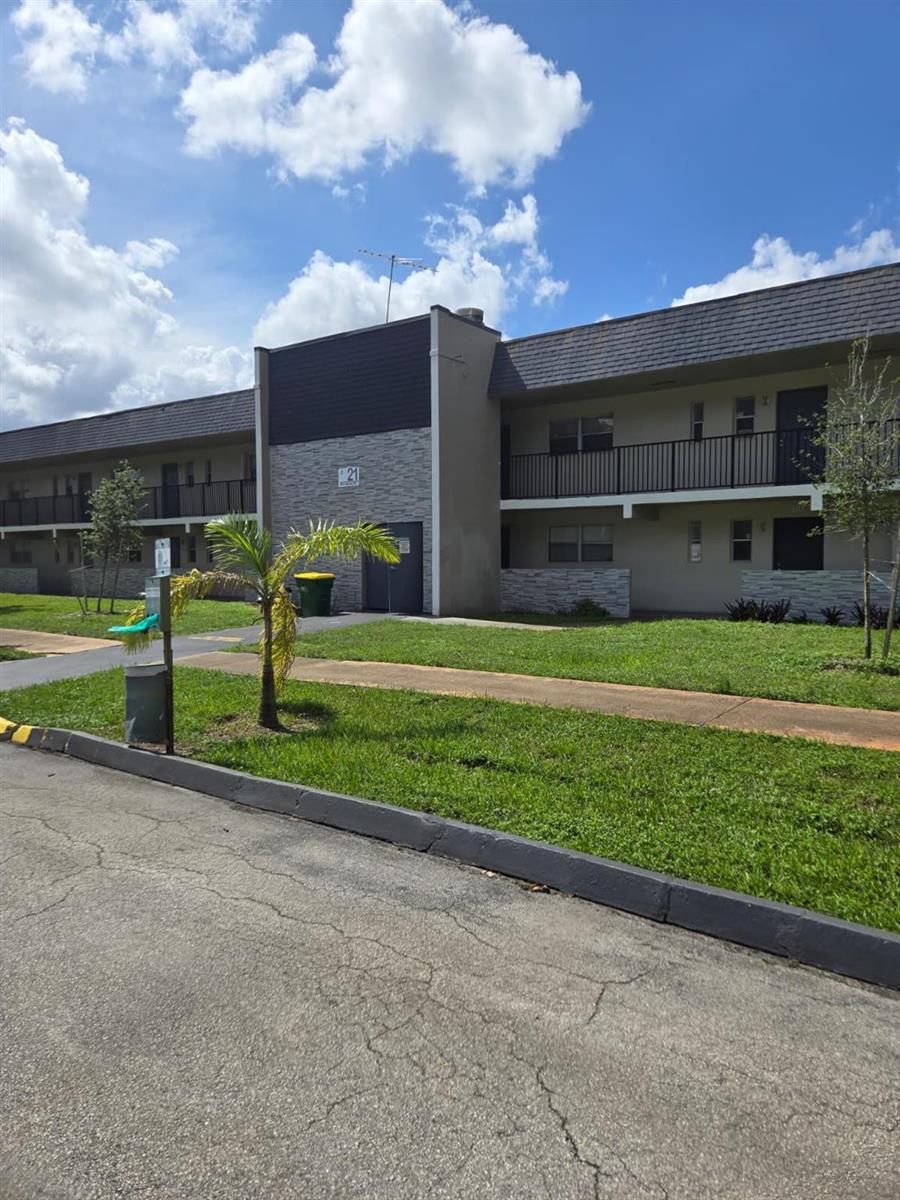 8001 FAIRVIEW Drive # 104, Tamarac FL 33321