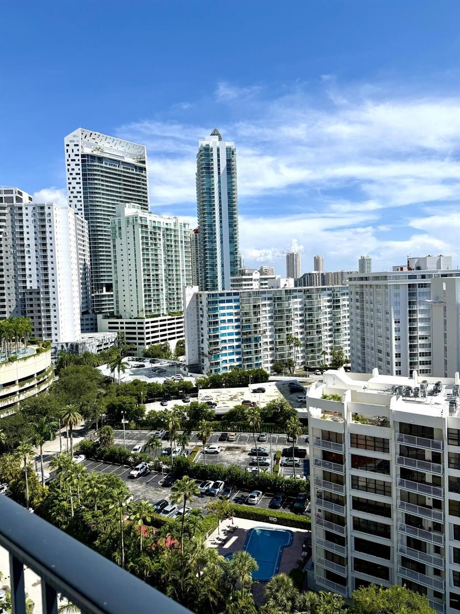 1450 BRICKELL BAY Drive # 1702, Miami FL 33131 photo 2
