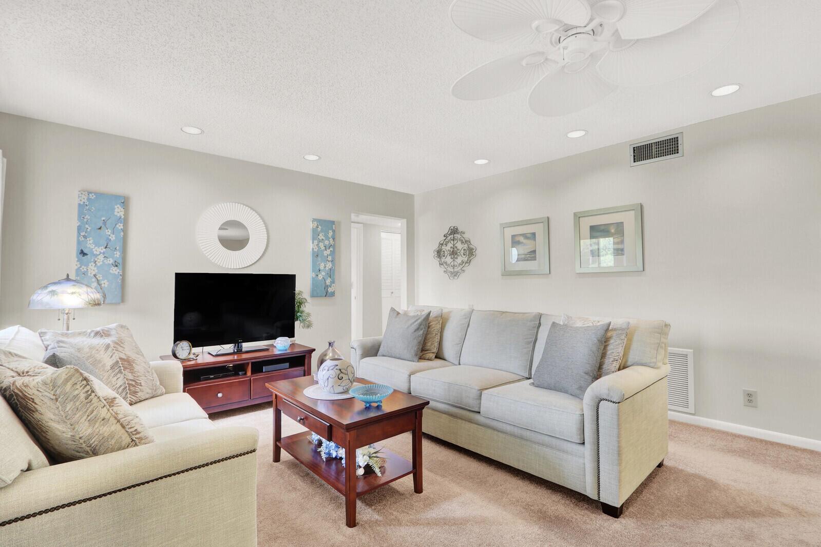 323 KNOTTY PINE Circle # 2, FL 33463 photo 5