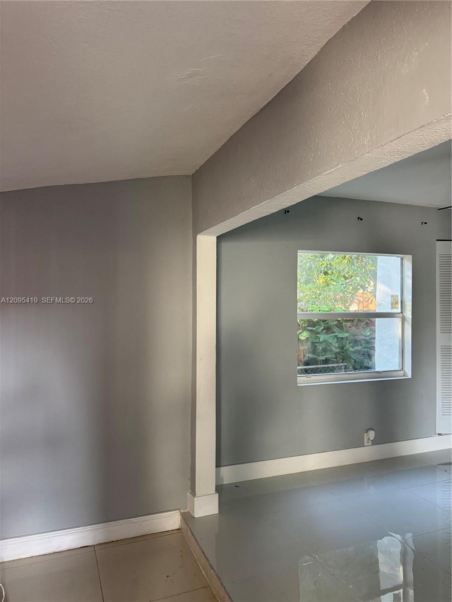 585 NE 163rd St # 1, Miami FL 33162 photo 2