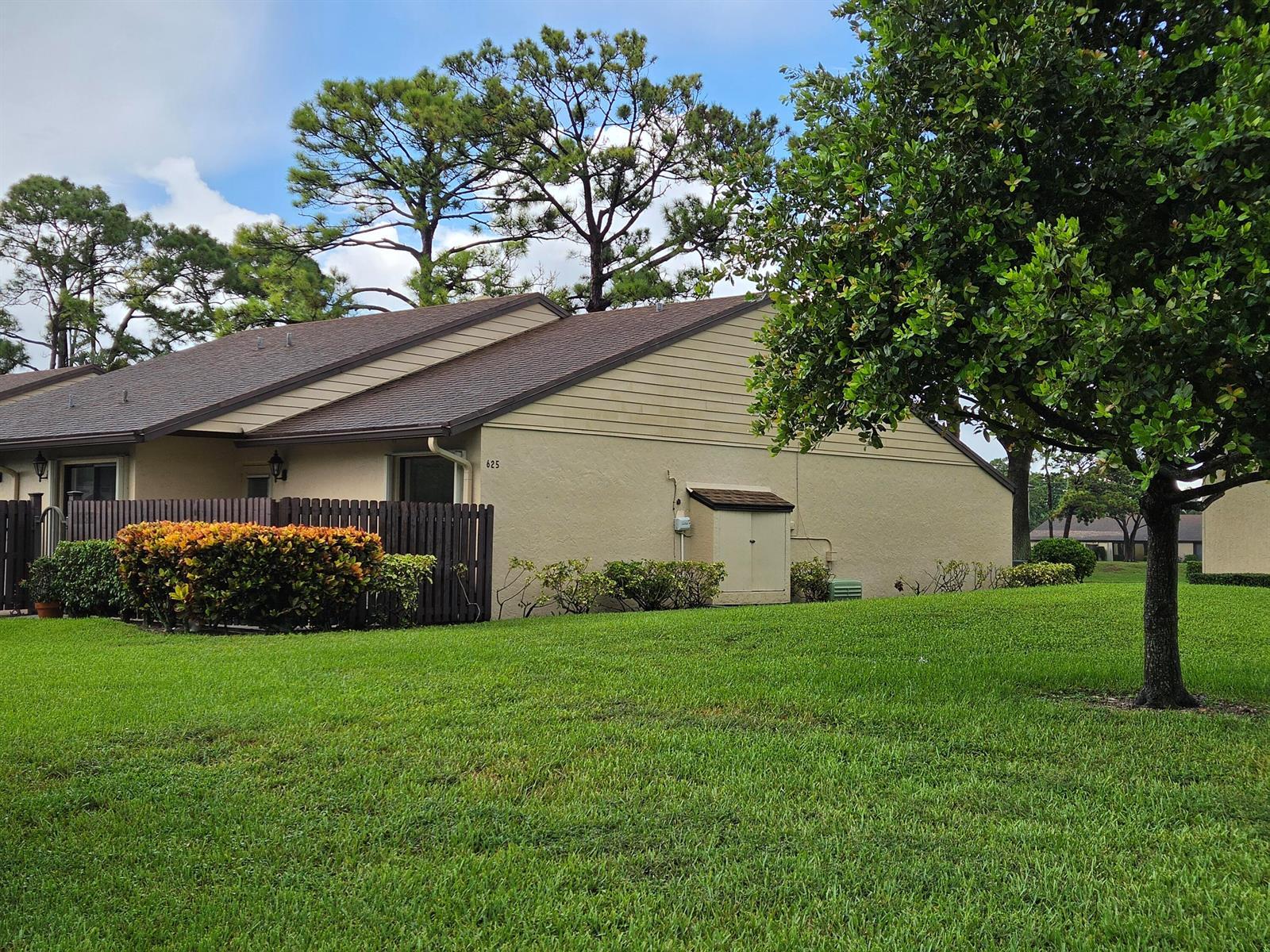 625 SEA PINE Way # H, FL 33415 photo 2