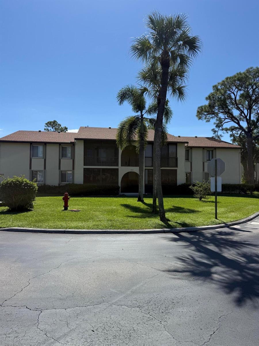 302 Knotty Pine Circle # 1, FL 33463 photo 2