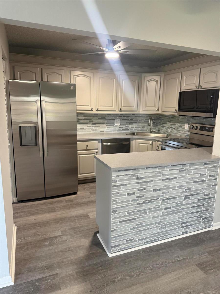 302 Knotty Pine Circle # 1, FL 33463