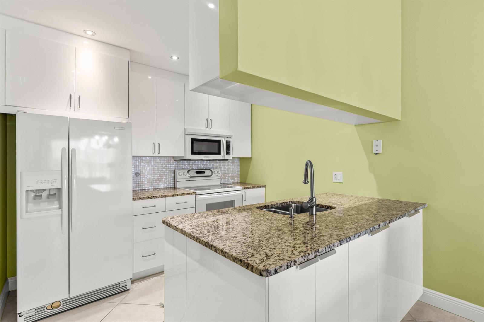 501 WATERSIDE Drive, Hypoluxo FL 33462 photo 2