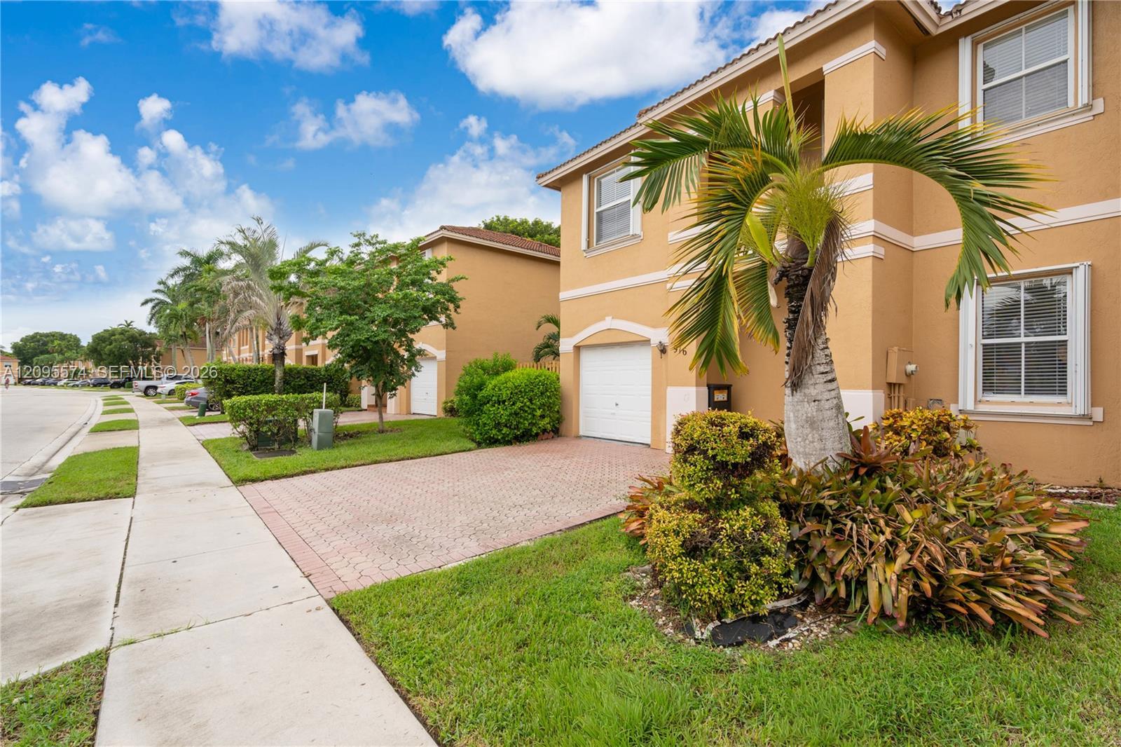 916 NW 135th Ter, Pembroke Pines FL 33028 photo 3
