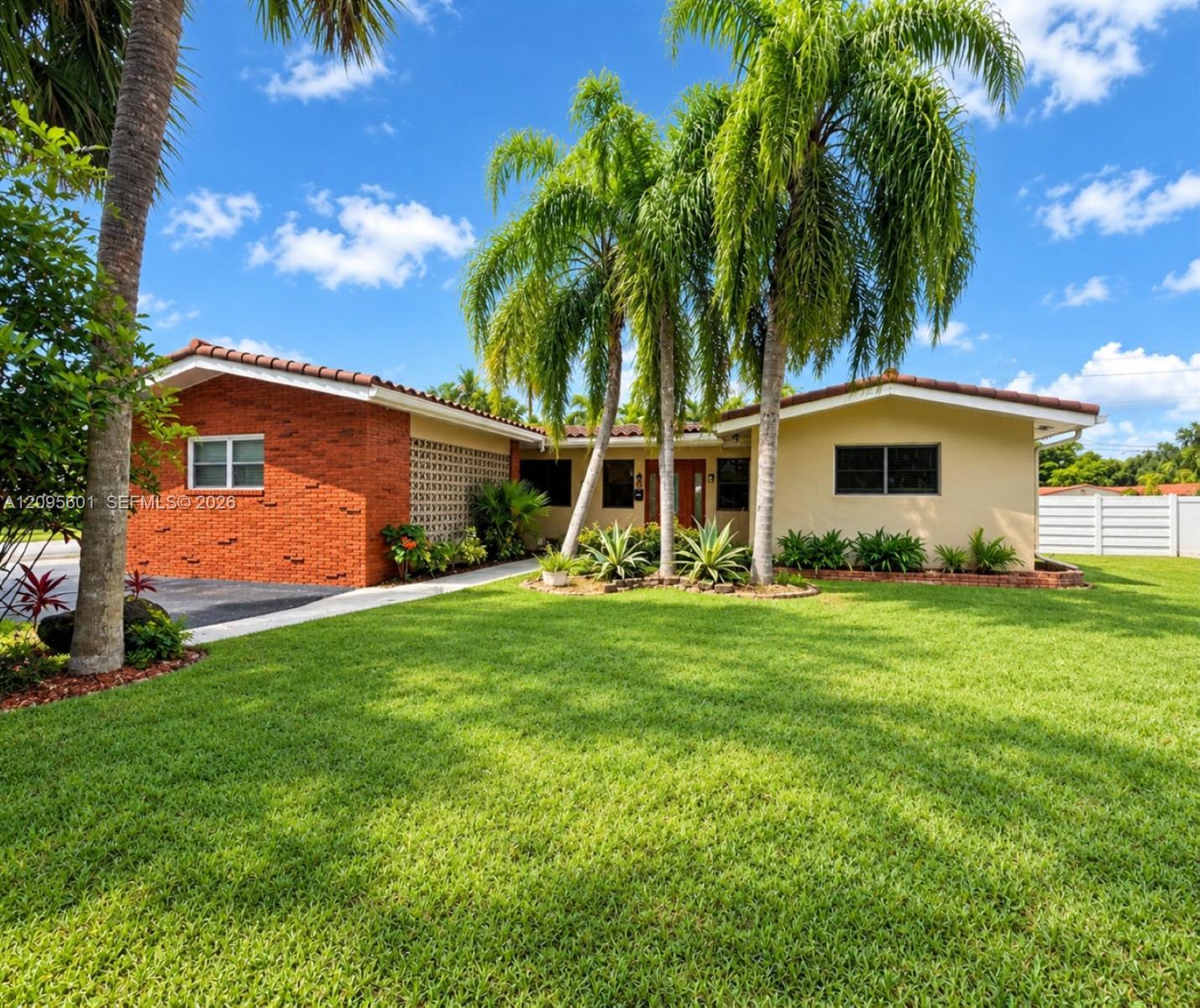 604 N Crescent Dr, Hollywood FL 33021