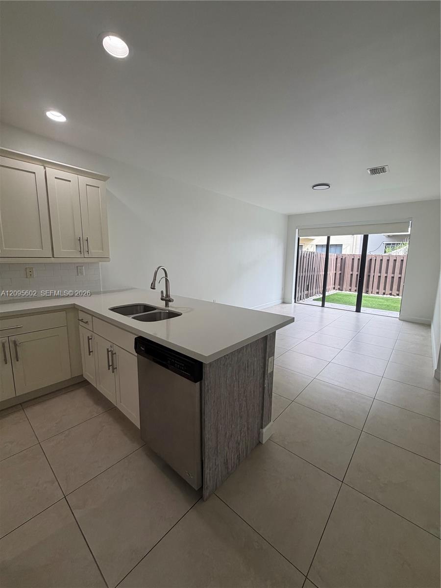 10461 NW 61st st, Doral FL 33178 photo 2