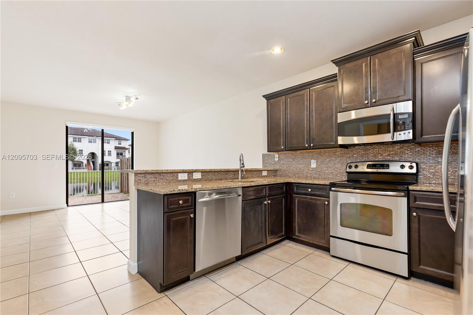 8965 NW 98th Ave, Doral FL 33178 photo 5